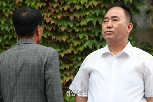1991년 검찰의 강압수사로 누명을 쓴 피해자 이치근씨(오른쪽)와 진범 A씨가 15일 경기 남양주시에서 만났다. 한수빈 기자