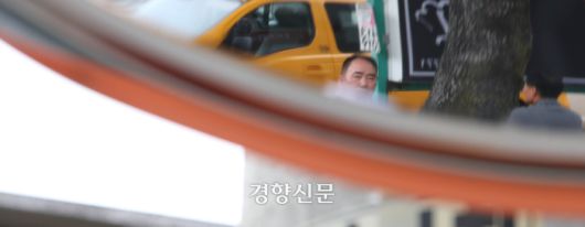 1991년 검찰의 강압수사로 누명을 쓴 피해자 이치근씨(왼쪽)와 진범 A씨가 15일 경기 남양주시에서 만나 대화를 나누고 있다. 한수빈 기자