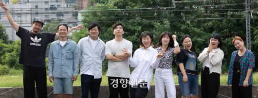 국악 아티스트 ‘악단광칠’ 멤버들이 지난 14일 서울 용산구의 연습실 옥상에서 나란히 서서 포즈를 취하고 있다. / 우철훈 선임기자