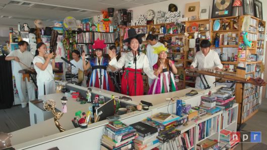 악단광칠이 지난달 19일 미국 공영 라디오 NPR의 음악 프로그램 ‘타이니 데스크(Tiny Desk)’에 출연해 노래를 선보이고 있다. 유튜브 갈무리