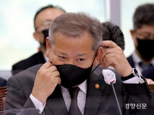 이상민 행정안전부장관이 지난 7일 국회 행정안전위원회 현안질의에서 답변을 마친 후 마스크를 착용하고 있다. 박민규 선임기자