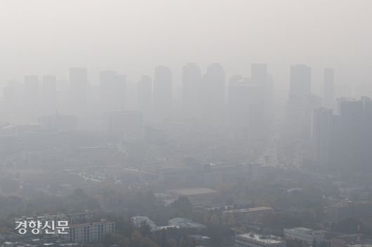 N서울타워에서 바라본 도심이 뿌옇다.