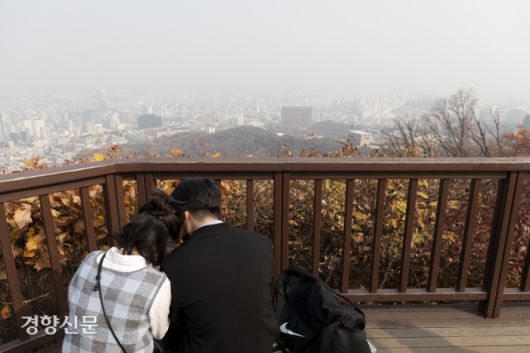 서울 지역 초미세먼지 주의보가 2월 11일 이후 약 9개월만에 발령된 10일 서울 용산구 남산에서 바라본 도심이 뿌옇다.