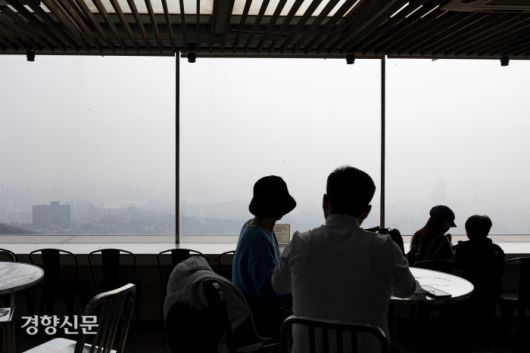 남산에서 바라본 도심이 뿌옇다.