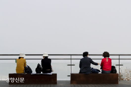 서울 용산구 남산을 찾은 시민들이 뿌연 도심을 보고 있다.