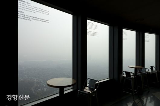 N서울타워 창가 자리가 한산하다.