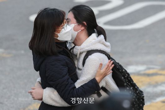 2023학년도 대학수학능력시험일인 17일 서울 중구 이화여자외국어고등학교 앞에서 한 학부모가 수험생을 응원하고 있다. 성동훈 기자