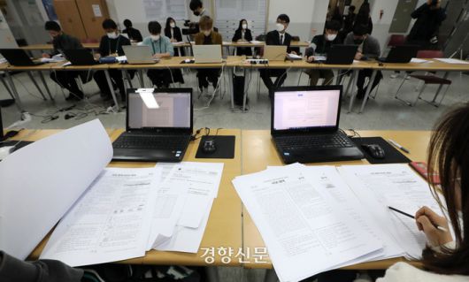 2023학년도 대학수학능력시험이 치뤄진 17일 서울 마포구 강북종로학원에 설치된 수능 문제분석 상황실에서 강사들이 국어 문제를 분석하고 있다.  김창길 기자