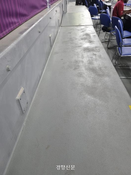 스타디움 974의 관중석 바닥. 철판으로 만들어졌다.     도하 | 윤은용 기자