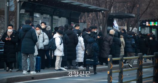 23일 오전 서울지하철 3호선 독립문역 인근 버스 정류장이 출근하는 시민들로 붐비고 있다. 이날 3호선 무악재역~독립문역 사이 선로에서 화재가 발생하면서 2시간 가까이 열차 운행에 차질을 빚으면서 대체 교통수단을 찾는 시민들이 몰렸다. 성동훈 기자