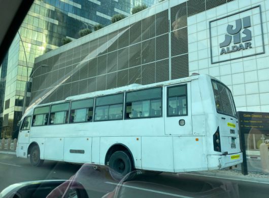 아부다비 시내에서는 일명 ‘종이 버스’라 불리는 차량도 쉽게 만날 수 있다. 더운 여름날에도 창문을 열고 달리는 이유는 차량 내부에 에어컨 대신 선풍기가 설치되어 있기 때문이다. 조그만 구식 선풍기조차 없는 경우도 있다.