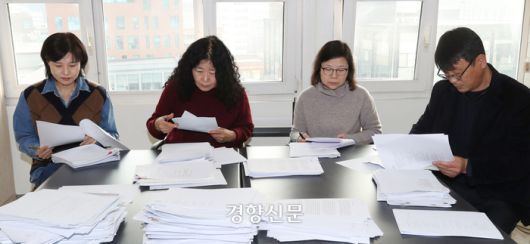 지난 9일 서울 중구 경향신문사에서 2023 경향신문 신춘문예 시 부문 김행숙, 황인숙, 이경수, 송경동 심사위원(왼쪽부터)이 심사하고 있다. 강윤중 기자