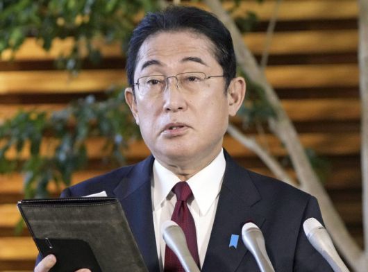 기시다 후미오 일본 총리가 27일 도쿄 관저에서 아키바 겐야 부흥상의 사퇴에 대한 기자회견을 하고 있다. 도쿄 | AP연합뉴스