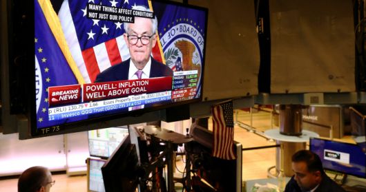 뉴욕 증시도 반응…나스닥 2% 상승 마감 1일(현지시간) 미국 뉴욕 증권거래소에 설치된 모니터에 금리 발표 이후 기자회견을 하고 있는 제롬 파월 연방준비제도 의장의 모습이 비치고 있다. 뉴욕 | 로이터연합뉴스