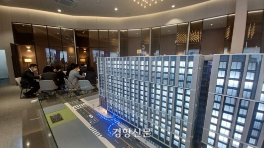 VL르웨스트 방문객들이 청약관련 설명을 듣고 있다. 오른편은 건물 모형. 류인하 기자