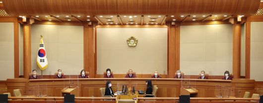 유남석 헌법재판소장과 재판관들이 지난 23일 오후 서울 종로구 헌법재판소에서 열린 검찰 수사권 축소법(개정 검찰청법·형사소송법)에 대한 권한쟁의심판 사건 선고를 위해 대심판정으로 입장하고 있다. 연합뉴스