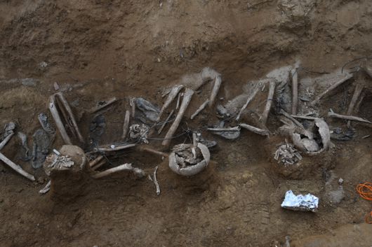 삐삐선이 감겨있는 채 학살된 것으로 추정되는 유해들. 진실화해위 제공