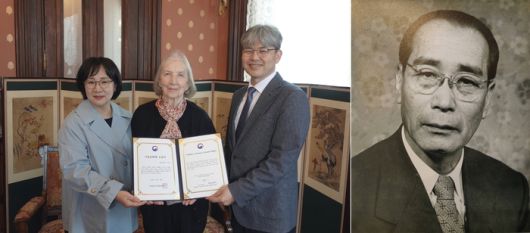 지난 달 28일 미국 워싱턴에서 열린 기증서 전달식 장면. 기증자인 게일 허 여사(가운데)와 이애령 국립광주박물관장(왼쪽), 강임산 국외소재문화재재단 미국사무소장. 오른쪽은 고 허민수 선생. 국외소재문화재재단 제공