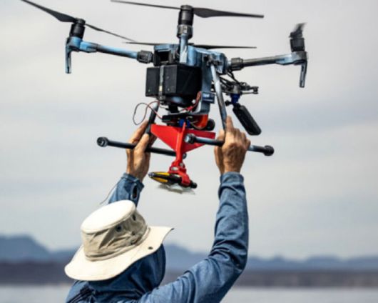 지난해 초 멕시코 해역에서 한 고래 연구자가 무인기를 하늘에 띄울 준비를 하고 있다. 무인기에는 바닥에 고성능 흡착판을 단 ‘전자 꼬리표’가 탑재돼 있다. 오션 얼라이언스 제공