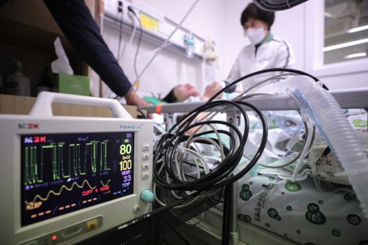 나은씨의 부모님은 하던 일을 정리하고, 간병을 위해 오는 5월 요양병원에서 100m 떨어진 아파트로 이사한다. 아버지는 딸 대신 소송을 이어가기 위해 성년후견인 신청을 한 상태다. 성동훈 기자