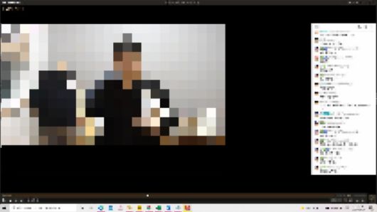 2020년 5월1일 가해자 A씨가 인터넷 개인방송을 진행하며 나은씨의 소지품을 들어보이고 있다. 방송 갈무리