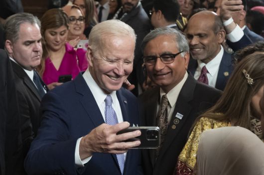 조 바이든(왼쪽) 미국 대통령이 1일(현지시간) 워싱턴DC 백악관 이스트룸에서 열린 라마단 종료를 기념하는 이드 알피트르 축하 행사에서 방문객들과 사진을 찍고 있다. EPA연합뉴스