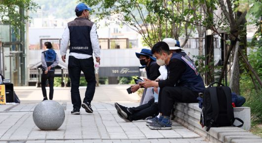 경찰의 강제 해산에도 노숙 농성을 강행한 금속노조와 비정규직 노동단체 ‘비정규직 이제그만 공동투쟁’ 관계자들이 26일 오전 서울 서초구 대법원 정문 맞은편 공원에 앉아있다. 연합뉴스