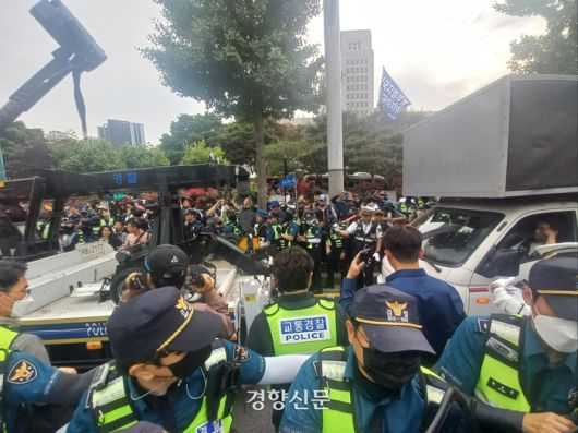지난 25일 서울 서초구 대법원 앞에 금속노조 무대차량을 견인하기 위해 경찰 견인차가  주차돼 있다. 윤기은 기자