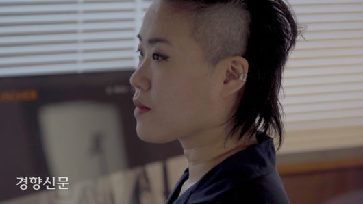 퀴어 아티스트 이반지하가 지난달 22일 서울 마포구의 한 스튜디오에서 경향신문과 인터뷰하고 있다. 이반지하는 퀴어를 뜻하는 한국말 ‘이반’과 작가의 생활공간이자 작업공간을 상징하는 ‘반지하’를 결합한 이름이다. 백준서·양다영 PD