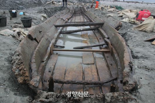 지난 2015년 경기 안산시 대부도 방아머리해수욕장 인근에서 고려시대 선박 ‘대부도2호선’이 발굴되는 장면. 경향신문 자료사진