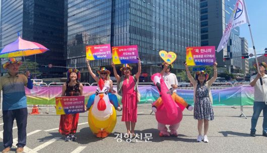 1일 서울 을지로 일대에서 열린 서울퀴어문화축제에서 참가자들이 손팻말과 깃발을 들어보이고 있다. 윤기은 기자