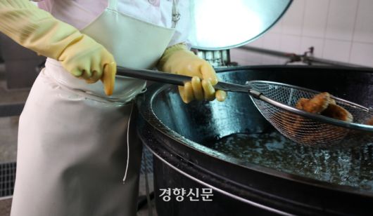 이날 급식 반찬은 오징어링과 생선가스. 튀김 당번은 끓는 기름의 온도를 150도와 200도 사이에서 계속 조절해 가며 튀김가루가 묻은 오징어와 생선을 튀겼다. 뜰채로 중간 중간 음식을 건져 색깔을 확인해야 한다. 몸보다 큰 솥 앞에서 작업을 하다보면 앞치마, 장갑이 솥 가장자리에 계속 닿을 수 밖에 없다. 권도현 기자