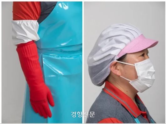 급식 조리사 박기정씨의 작업복. 꽉 끼는 빨간색 고무장갑 안에 낀 면장갑의 무늬가 비친다. 팔꿈치에는 위생토시까지 끼고 있다. (사진 왼쪽) 이렇게 꽁꽁 싸맸지만 화상을 입는 일이 흔하다. 작은 캡이 달린 위생모는 개인마다 약 2개씩 지급된다. 위생모도 매일 빨아서 쓴다. 성동훈 기자