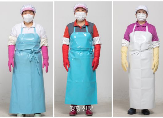 급식 조리사 도을순, 박기정, 곽미란씨의 작업복. 겉으로 보기엔 똑같아 보이지만 소재와 가격 모두 조금씩 다르다. 박기정씨와 곽미란씨의 상·하의는 발수가 잘 되는 기능성 소재다. 도을순씨의 것은 상대적으로 두께도 두껍고 무겁다. 성동훈 기자