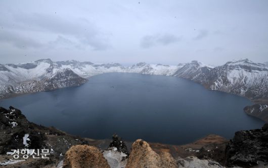 백두산 천지에는 20억t의 물이 담겨있다. 만약 마그마가 천지 내부로 올라오면 이 20억t의 물과 만난다. 마치 달궈진 기름이 든 후라이팬에 찬물을 붓는 격이다. 물이 폭발하면서 수증기로 바뀌죠. 1000도의 마그마는 급속히 냉각되면서 잘게 조각나 마치 팝콘을 튀기듯 부석이나 화산재로 바뀐다.