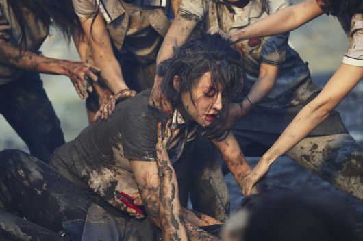 무한재생능력자인 주원의 딸 희수(고윤정)는 17대1로 싸우는 과정에서 자신에게도 초능력이 있다는 것을 깨닫는다. 월트디즈니 컴퍼니 코리아 제공