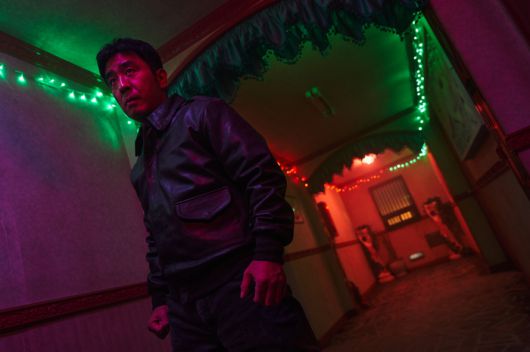 10~11화에서 무한재생능력자인 장주원(류승룡)은 여관과 골목길에서 100명이 넘는 조직폭력배들과 싸운다. 월트디즈니 컴퍼니 코리아 제공.