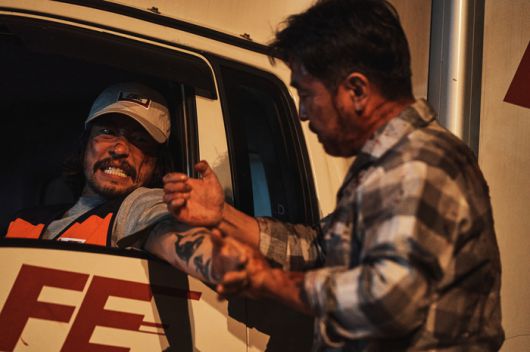 갑자기 등장해 초능력자들을 살해하는 프랭크(류승범)와 그에 맞서 싸우는 장주원(류승룡). 월트디즈니 컴퍼니 코리아 제공.