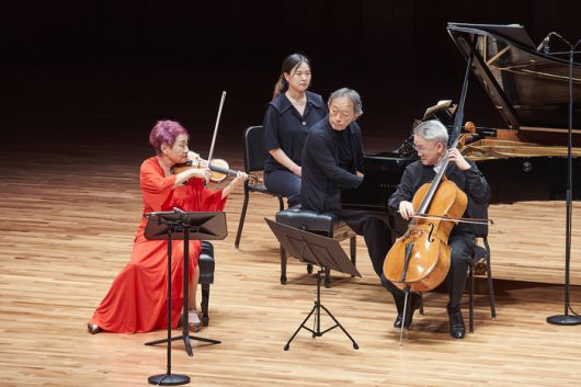 바이올리니스트 정경화, 지휘자 겸 피아니스트 정명훈, 첼리스트 지안 왕이 지난 5일 서울 서초구 예술의전당 콘서트홀에서 함께 연주하고 있다. 크레디아 제공