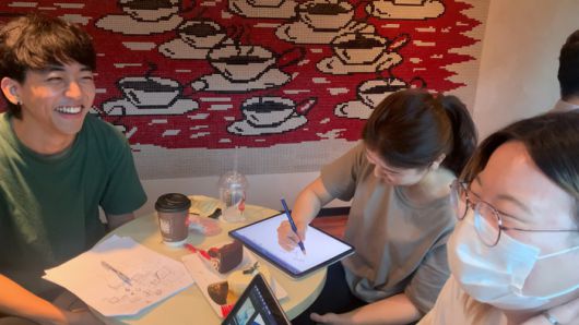 <듣보인간의 생존신고>는 ‘성공한 덕후’에 대한 이야기는 아니다. 하정이 승윤의 노래를 좋아하면서 시작된 일이긴 하지만, 이들은 ‘팬과 가수’가 아닌 ‘뮤직비디오 감독과 아티스트’로서 서로를 존중하고 응원한다.