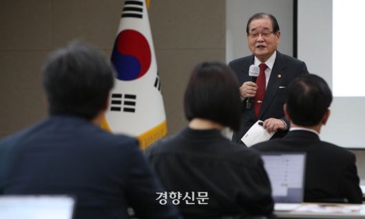 이종찬 광복회장이 25일 서울 여의도 광복회관에서 열린 기자간담회에서 1948년 건국절 논란의 부당성에 대해 입장을 밝히고 있다. 이 회장은 1948년 건국 주장과 관련, “이승만 대통령의 대한민국 정부수립 방침과 어긋난다”라며 “해당 건국론은 일제의 한국침탈이 합법적이었음을 인정하게 된다”라고 설명했다. 성동훈 기자