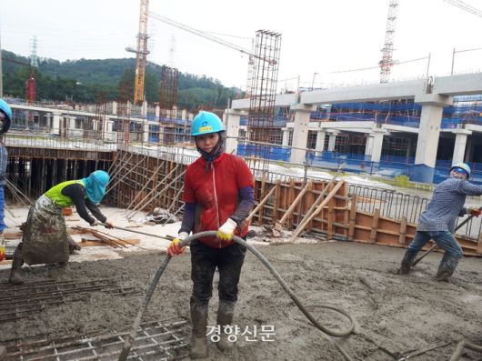 타설공인 김복재씨가 콘트리트 진동기 작업을 하고 있다. 건설노조 제공