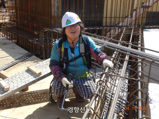 2017년 4월15일 김애숙씨(47)가 경기 안양시의 작업현장에서 주차장 슬라브를 깔고 있다. 건설노조 제공