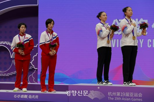 2일 중국 항저우 공수운하체육관에서 열린 탁구 여자 복식 시상식에서 금메달을 획득한 한국 전지희와 신유빈이 시상대에서 국기에 경례를 하고 있다. 항저우 l 문재원 기자