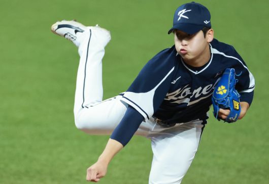 야구 대표팀 박영현이 지난 2일 중국 저장성 항저우 인근 사오싱 야구·소프트볼 스포츠센터 제1구장에서 열린 2022 항저우 아시안게임 조별리그 대만전 6회에 등판해 투구하고 있다. 연합뉴스