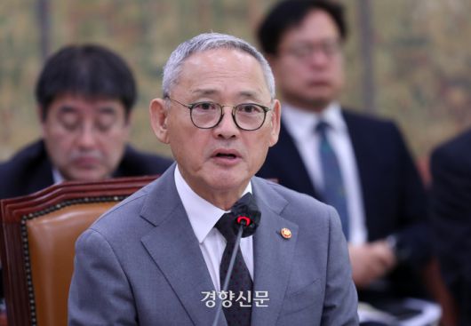 유인촌 문화체육관광부 장관이 10일 국회에서 열린 문화체육관광위원회 국정감사에서 의원 질의에 답변하고 있다. 박민규 선임기자