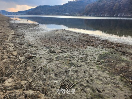 지난 4일 찾은 공주보 인근의 금강 모습. 공주보 담수로 인해 금강 인근이 펄밭이 됐으며 악취가 심하게 났다. 강정의 기자