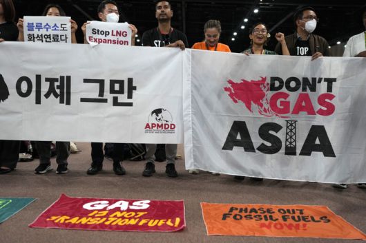 기후솔루션을 비롯한 활동가들이 5일 UAE 두바이에서 열린 COP28 유엔 기후정상회의에서 화석연료 반대 시위를 하고 있다. AP