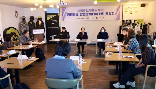 이정식 고용노동부 장관이 6일 서울 강남구 스파이더크래프트 배달라이더 쉼터에서  열린 ‘다양한 노무제공자의 공정하고 안전한 일터를 위한 간담회’에 참석해 발언하고 있다. 노동부 제공