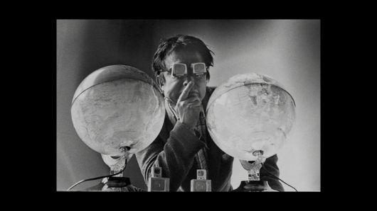 백남준에게는 ‘괴짜’, ‘천재’, ‘파괴자’, ‘크리에이터’, ‘아웃사이더’, ‘예언자’ 등 여러 수식어가 따라다녔다. 백남준의 개인적 삶은 복잡한 그의 예술세계 만큼이나 많은 굴곡이 있었다. 엣나인필름 제공